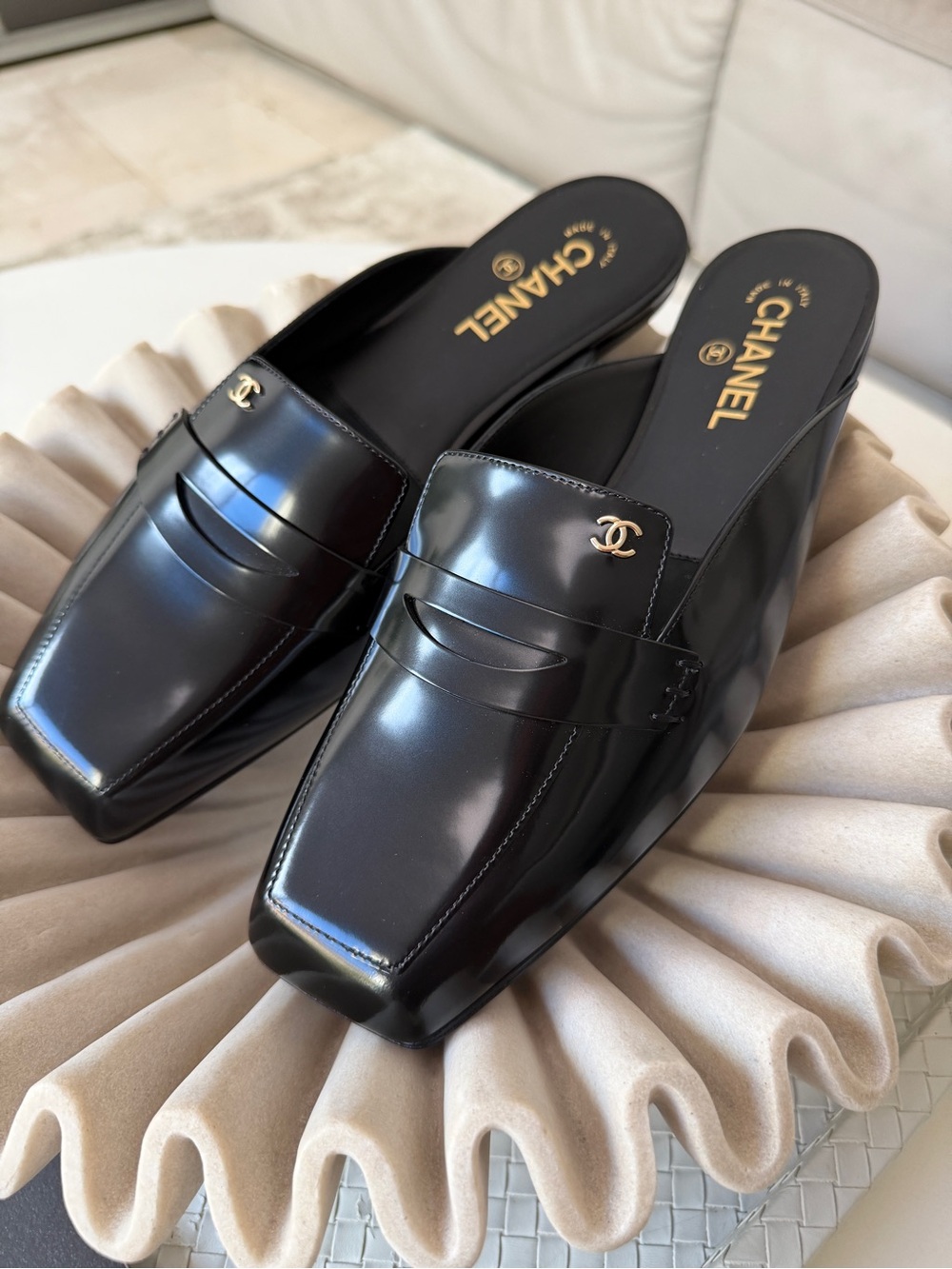 CHANEL F/W 2026 BLACK SHINY CALFSKIN LEATHER MULE LOAFERS SQUARE TOE BLAZY SLIDE